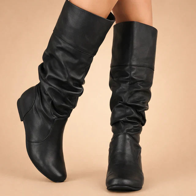 Stylish women's flat long winter boots, perfect for everyday warmth and comfort during fall and winter.