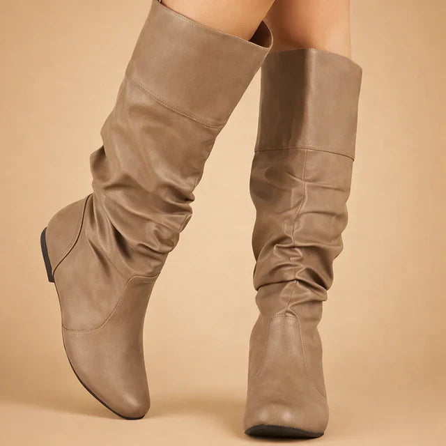 Comfortable women's long flat boots for casual everyday wear. Ideal warm winter footwear for fall-winter style.