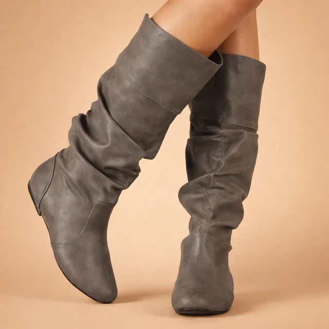 Practical women's long flat winter boots, designed for everyday warmth and comfort in cold weather.