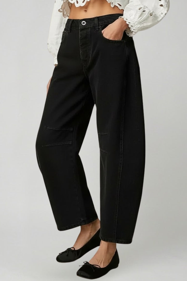 Modern women's casual wide-leg denim jeans, featuring a flattering high-waist design and stretch fit.