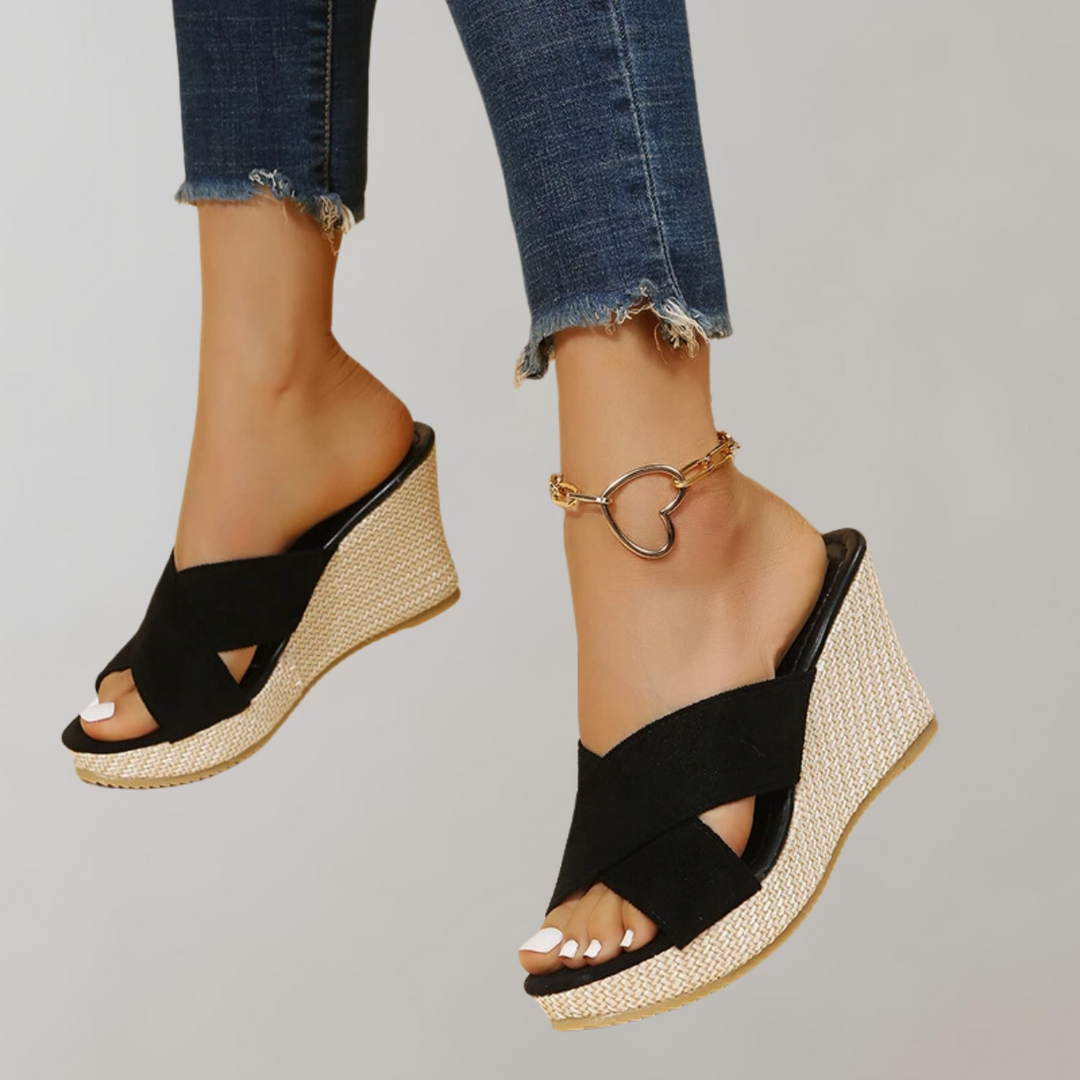 Casual women's summer sandals: orthopedic wedge design with chic crisscross straps for stylish daily wear.