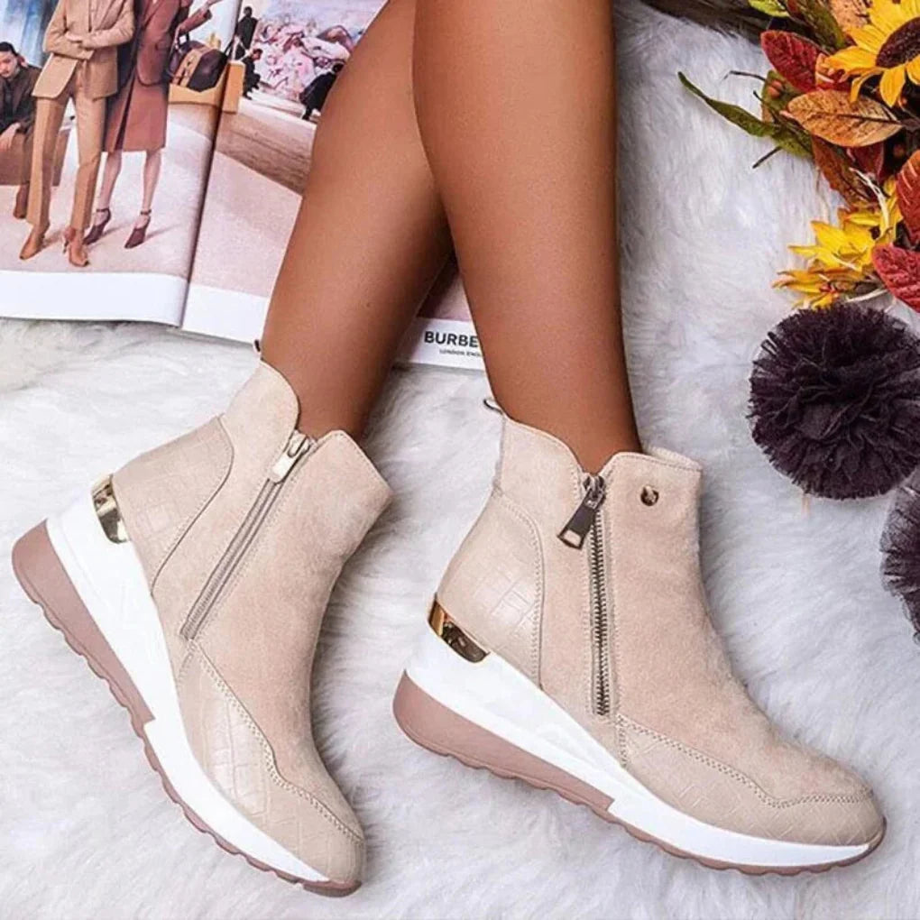 Close-up of women's New4 waterproof chelsea ankle boots, showcasing textured non-slip sole and comfortable design.
