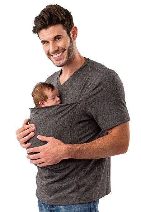 Parents' comfortable unisex babywearing t-shirt, offering hands-free support for newborns & infants. Casual wear.