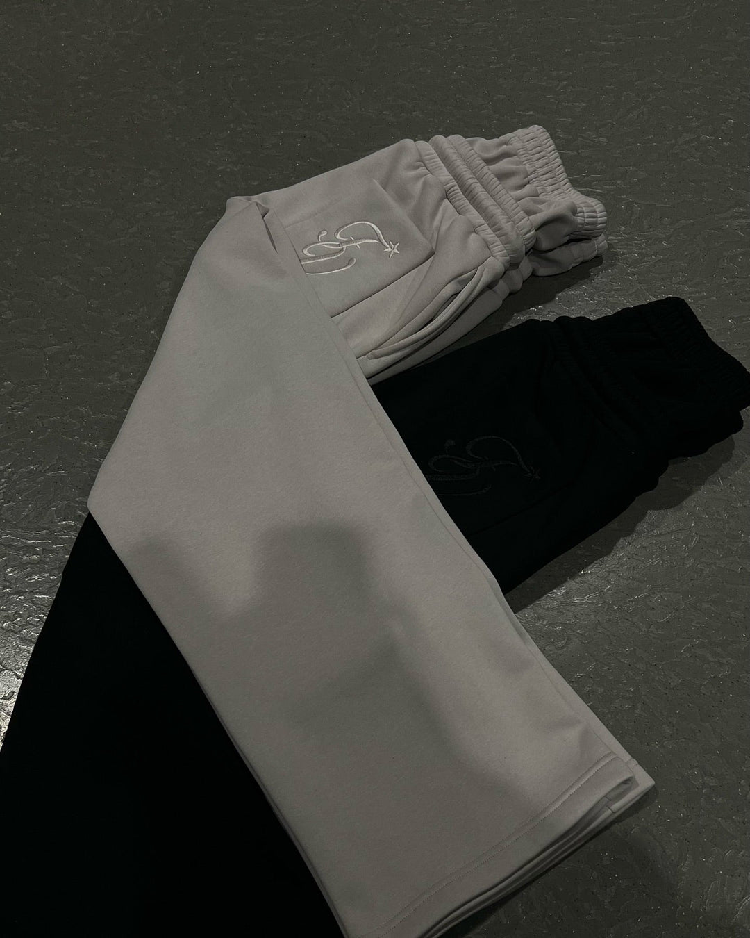 Streetwear-inspired baggy unisex joggers with pockets, combining modern style and everyday comfort.
