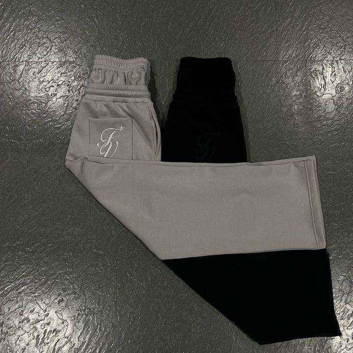 Soft & cozy relaxed fit unisex joggers with pockets, great for lounging, casual wear, or athletic activities.