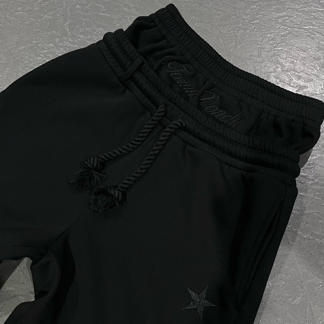 Stylish unisex baggy joggers featuring deep, functional pockets, perfect for casual outings or active use.
