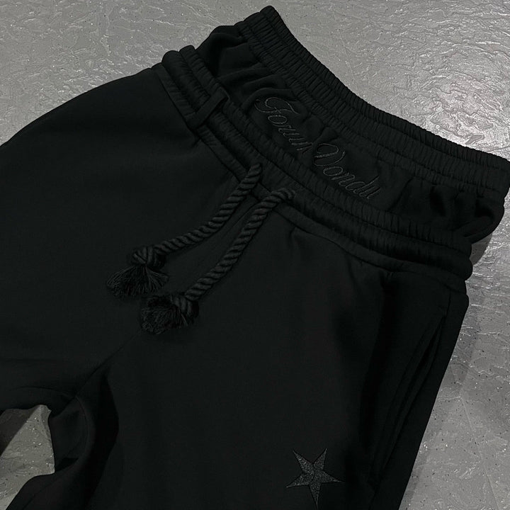 Stylish unisex baggy joggers featuring deep, functional pockets, perfect for casual outings or active use.