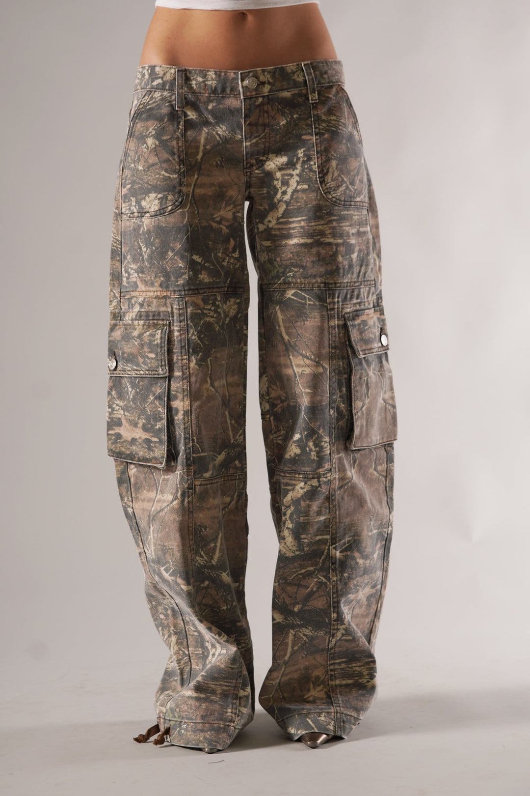 Stylish green camo cargo pants in a relaxed fit, featuring practical pockets for streetwear.