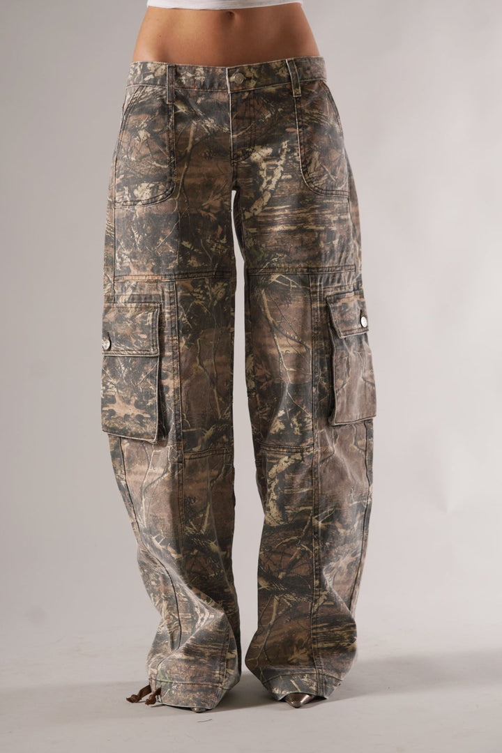 Stylish green camo cargo pants in a relaxed fit, featuring practical pockets for streetwear.