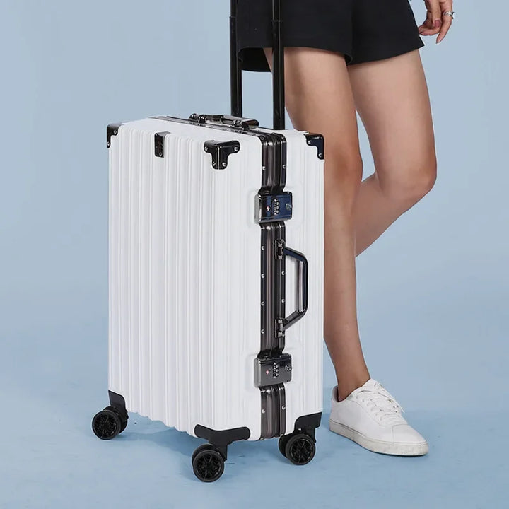 Unisex travel suitcase, hardshell exterior, strong aluminum frame, smooth spinner wheels.