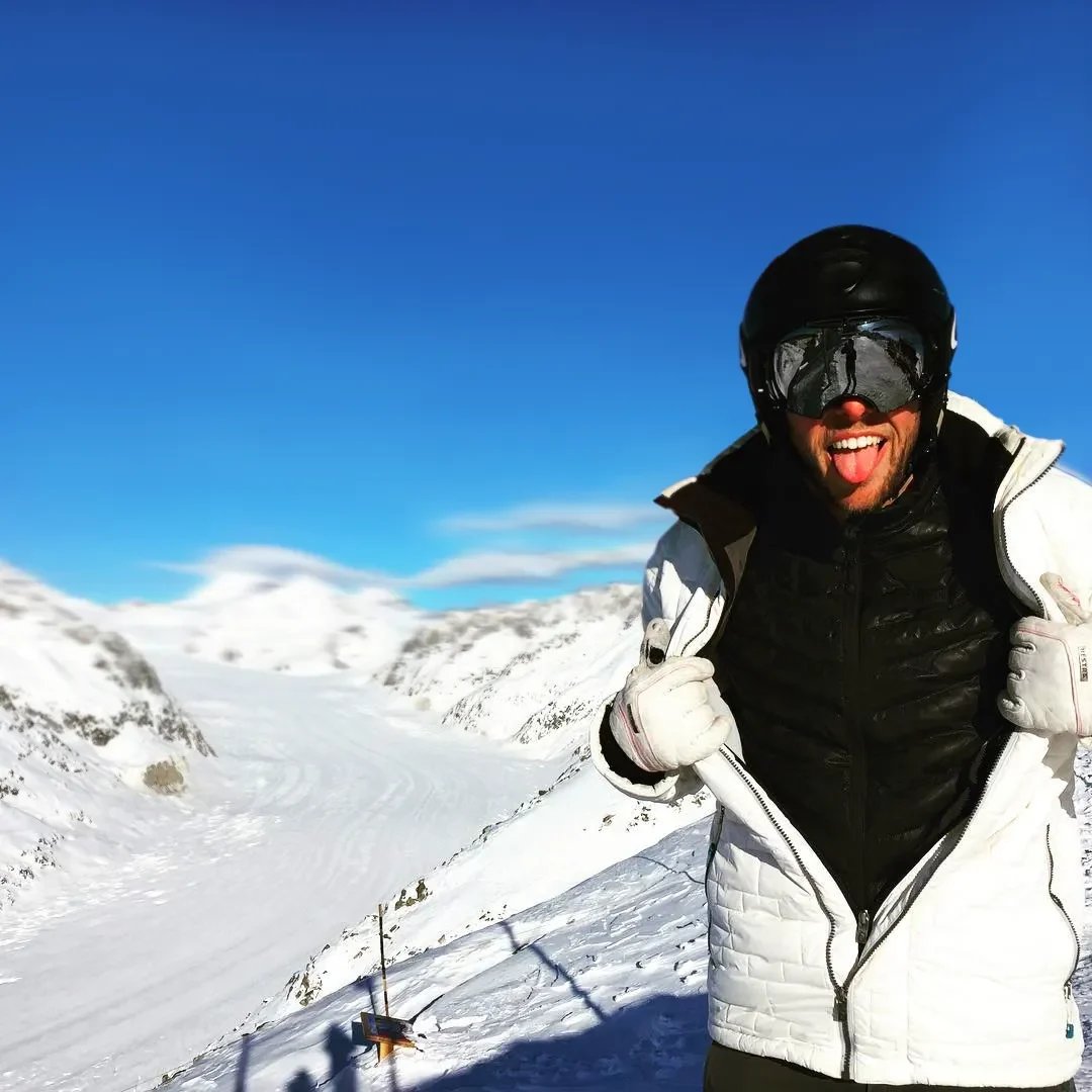 Durable unisex heated jacket, water-repellent, adjustable heat settings, essential for winter outdoor gear.