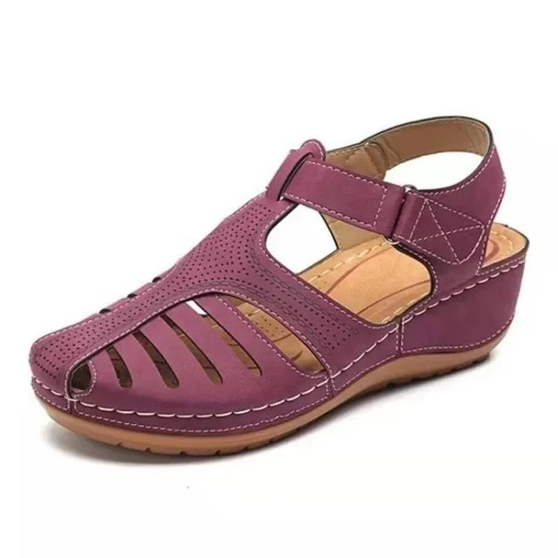 Comfortable unisex sandals with robust arch support, perfect for everyday casual wear.