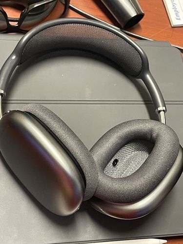 Long battery life wireless over-ear headphones. Unisex, comfortable fit with superior noise cancelling audio.