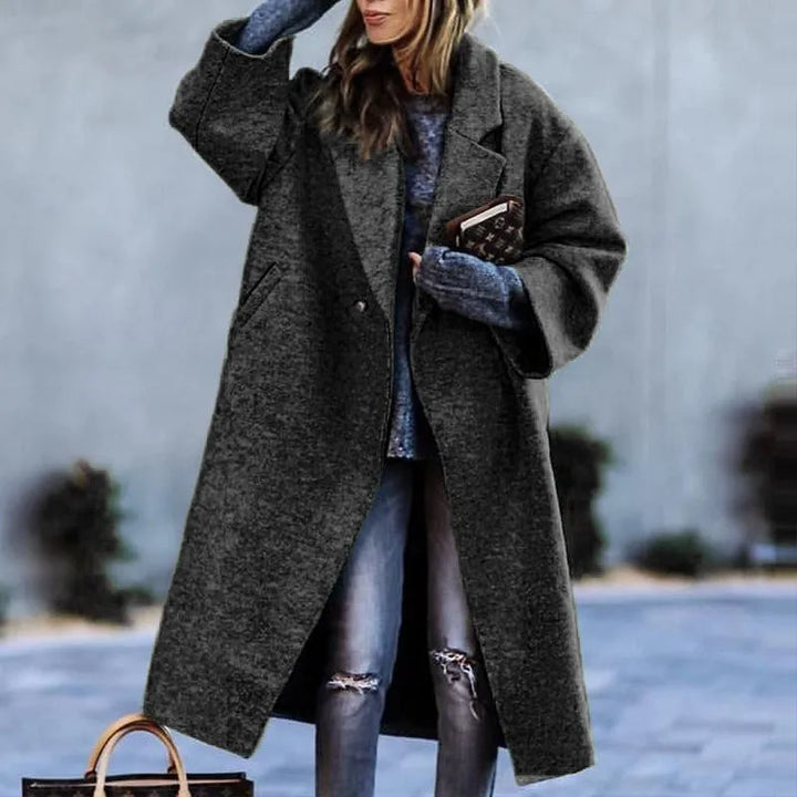 Modern oversized coat with stylish details, a comfortable unisex jacket for any occasion.