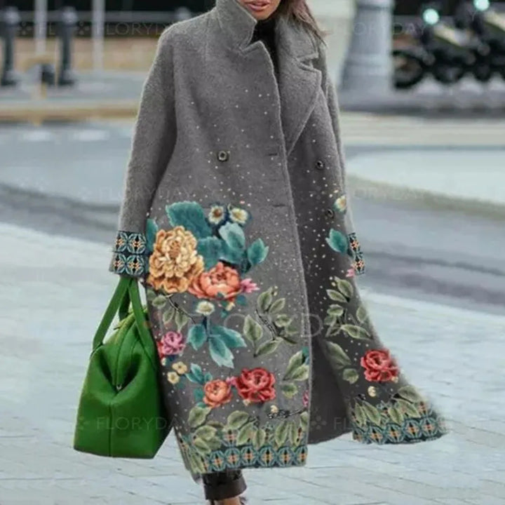 Comfortable oversized coat with a stylish design, suitable for any casual or chic occasion.