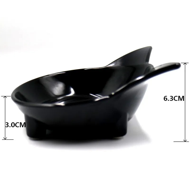 Modern pet bowl featuring cute cat ear design. Durable food & water dish, perfect for stylish pet supplies.