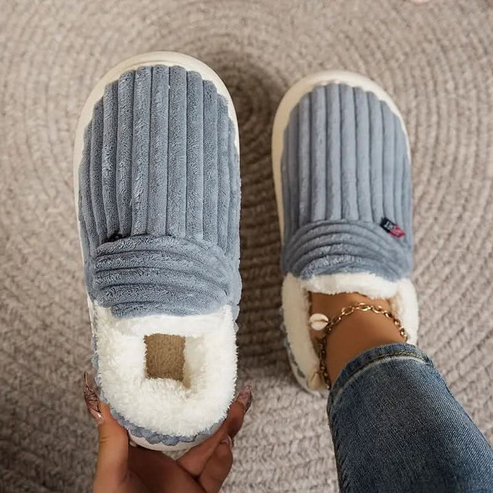 Warm thermal unisex slippers, ideal indoor footwear for cozy comfort on cold evenings.