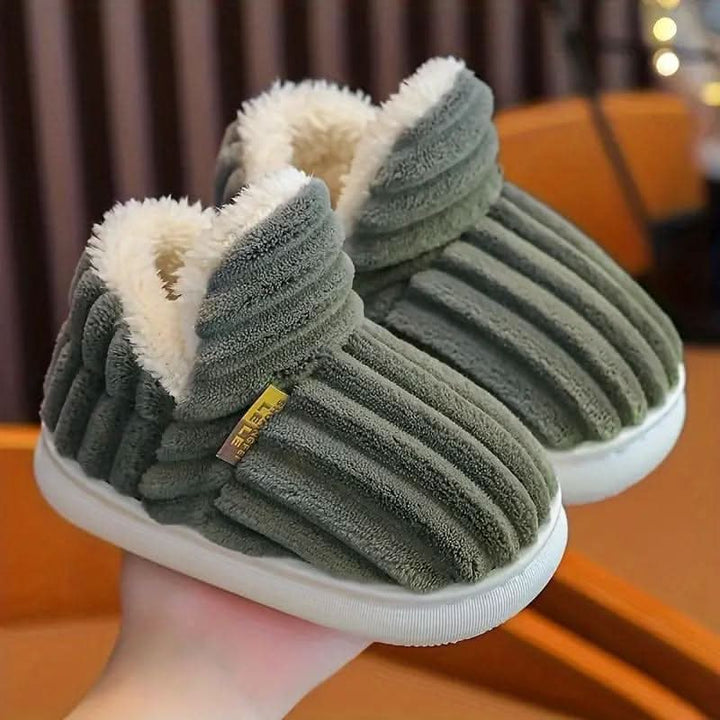 Fleece-lined thermal unisex slippers, cushioned for soft steps, ensuring ultimate indoor warmth.