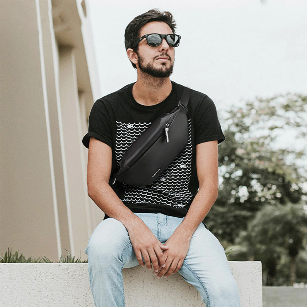 Durable waist bag for travelers, featuring multiple pockets & water-resistant material. Perfect for essentials.