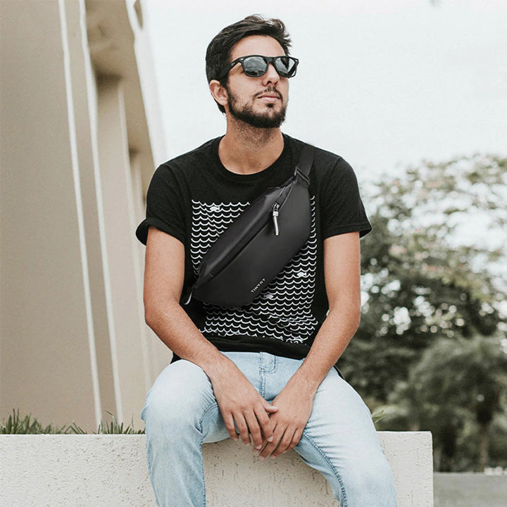 Durable waist bag for travelers, featuring multiple pockets & water-resistant material. Perfect for essentials.