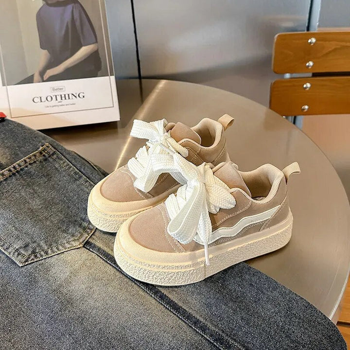 Stylish children's sneakers featuring a playful design, elastic laces, and breathable material for everyday adventures.