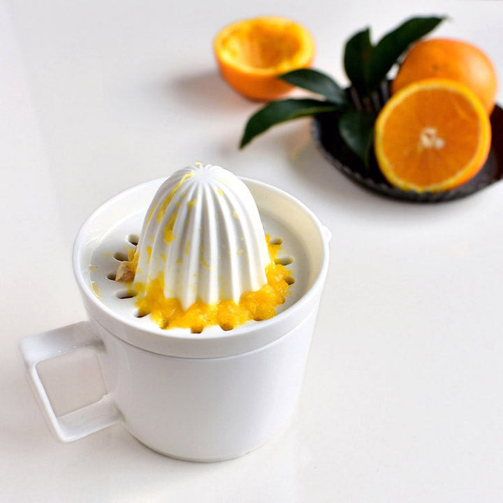 Manual orange and lemon juicer made of ceramic, ensuring pulp-free, fresh juice every time.
