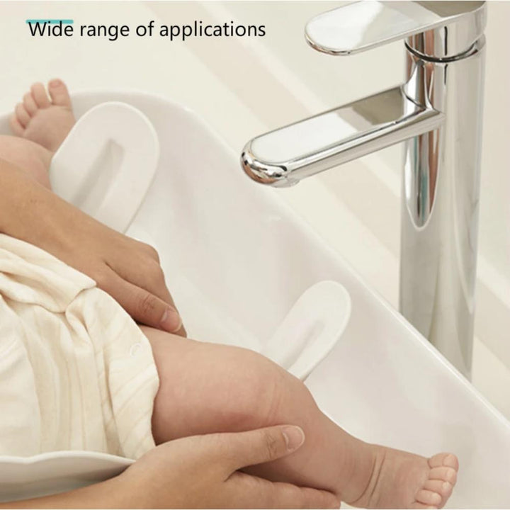 Durable, non-slip infant bath seat for washbasins, ensuring a secure and comfortable bathing experience for babies.