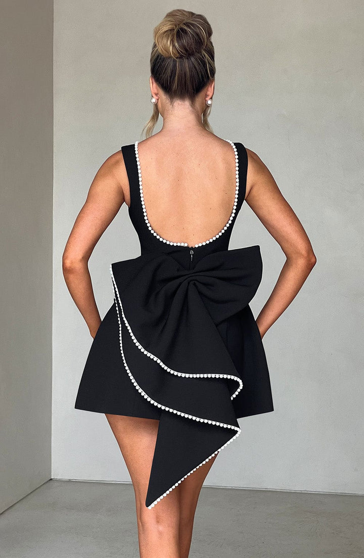 Flattering A-line mini dress, sleeveless and elegant, with beautiful pearl details. Ideal for formal occasions.