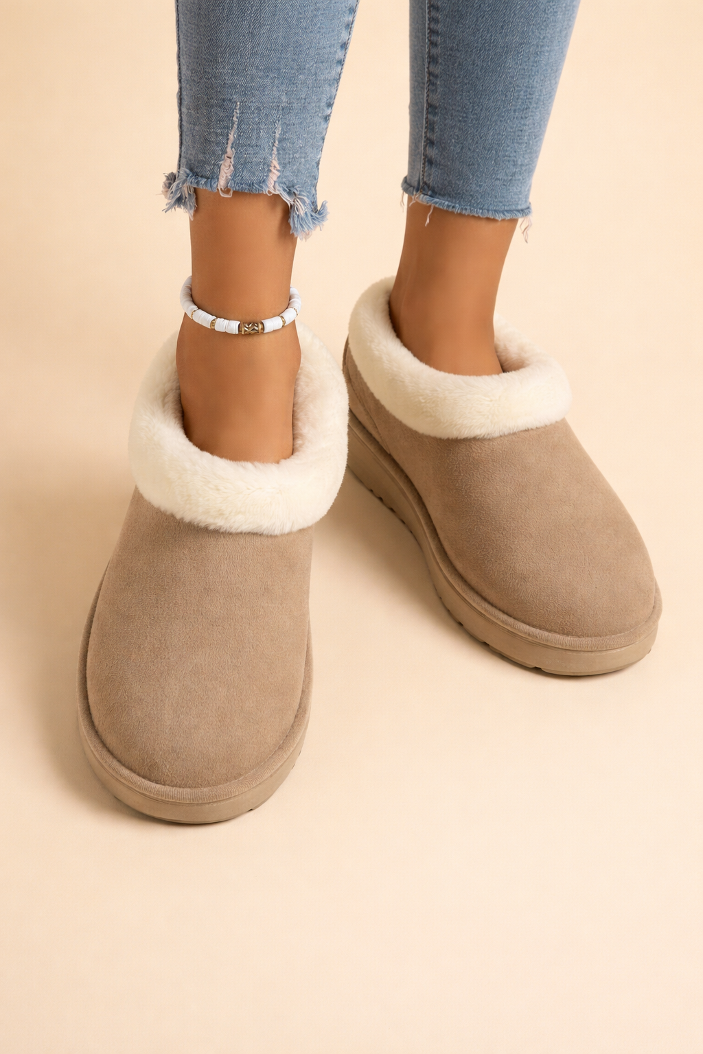 Easy slip-on Agnes women's snow boots, warm & comfortable for outdoor adventures in cold winter.