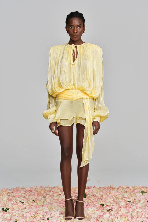 Women's short cocktail dress with charming ruffles and trendy balloon sleeves, a must-have for spring