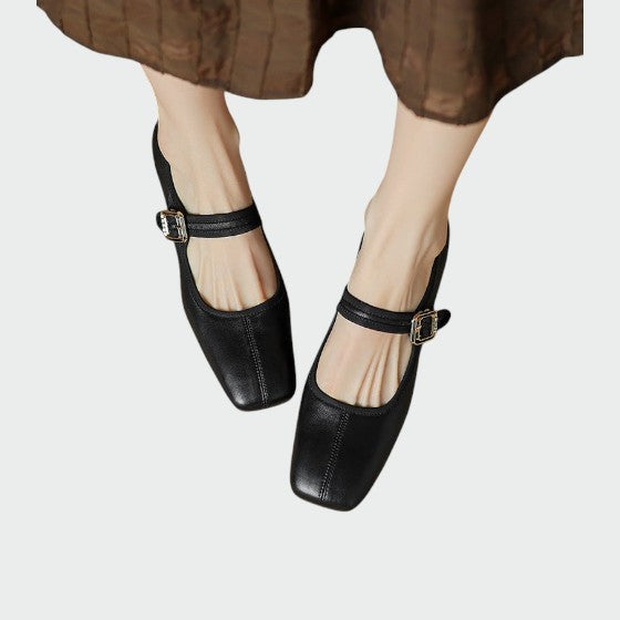 Comfortable and classic women's footwear: Block heel Mary Jane shoes with a buckle strap