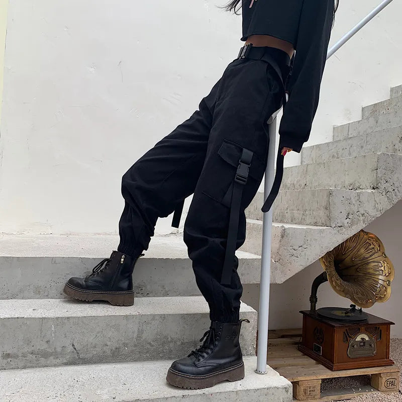 Women's utility style high waist cargo pants with elastic waist & multiple pockets, great for comfortable everyday wear.