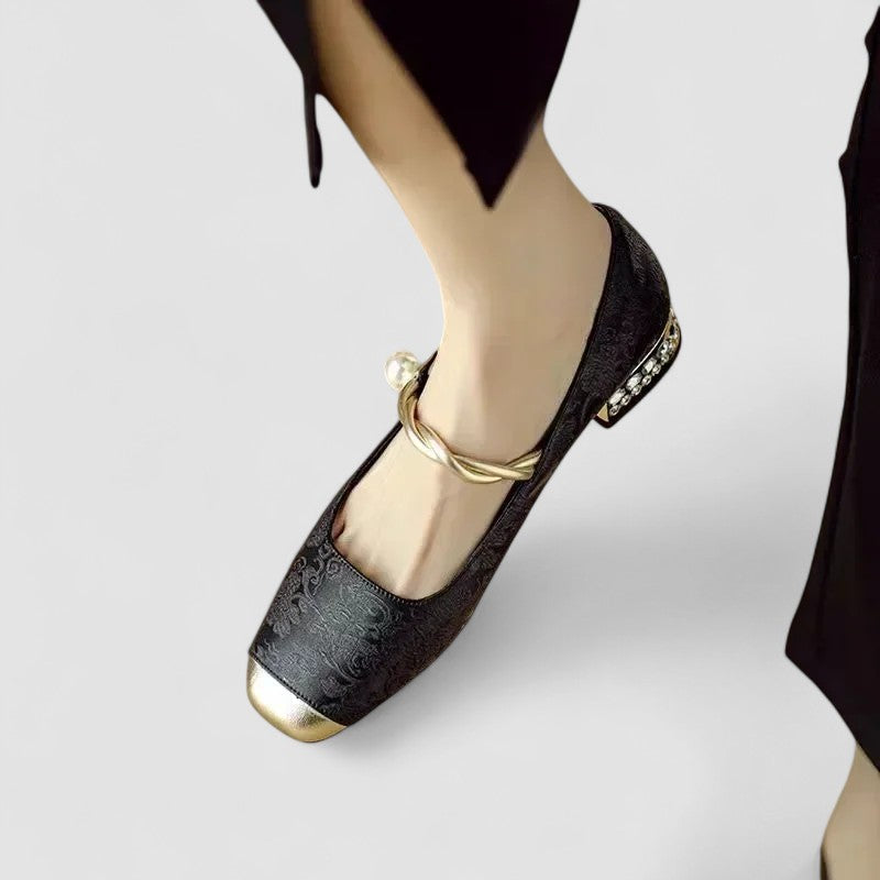 Comfortable women's orthopedic Mary Jane low heel shoes, suitable for everyday wear and walking.