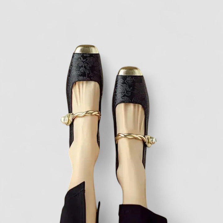 Women's orthopedic Mary Jane shoes in a soft material, providing comfort and stability with a low heel.