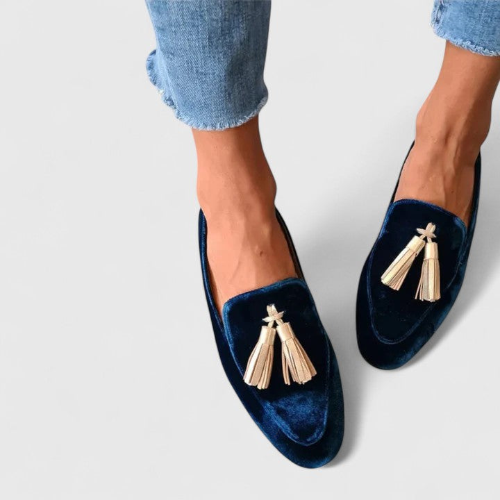 Stylish women's velvet loafers with decorative tassels, comfortable slip-on shoes for spring fashion