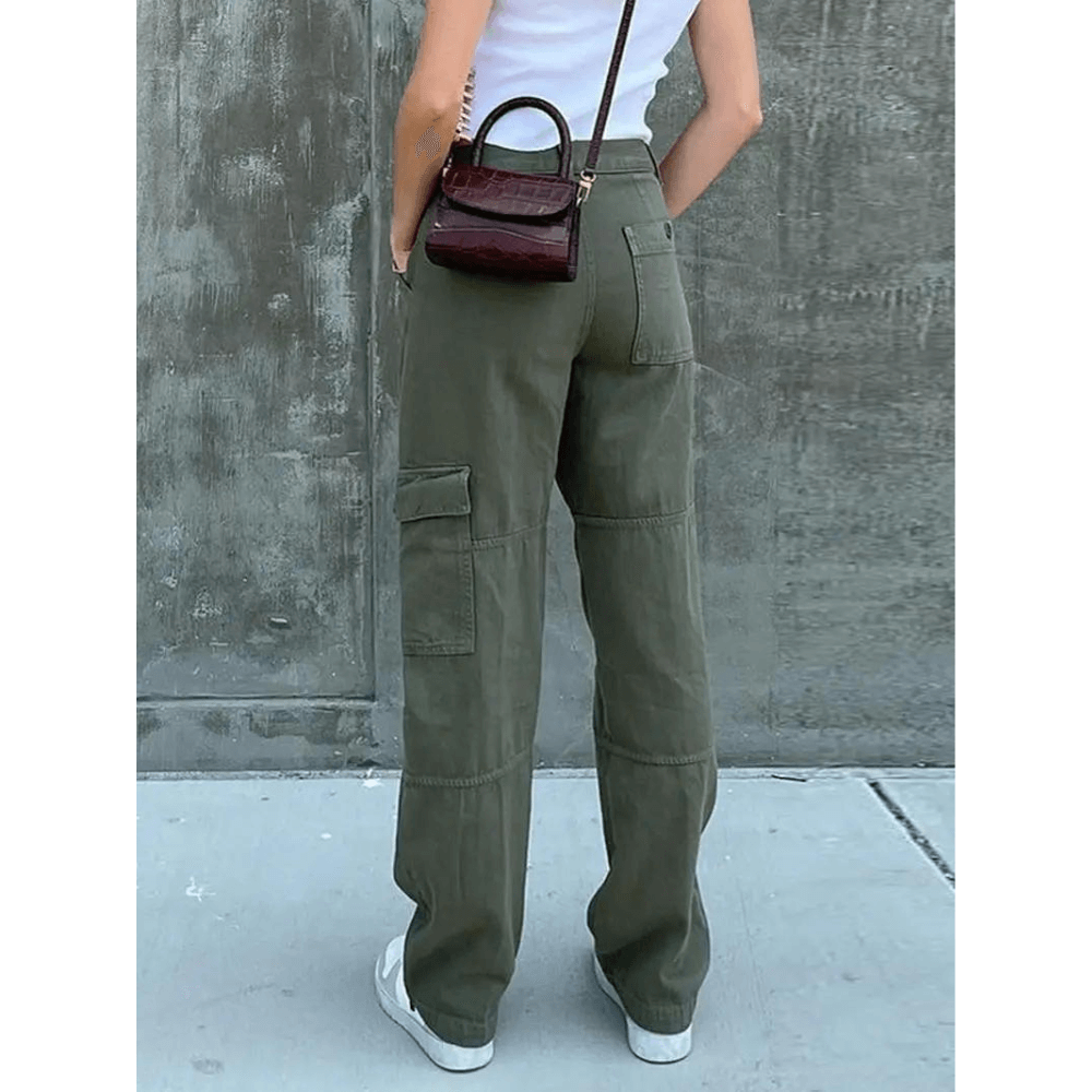 Women's casual cargo pants with utility pockets, combining style & comfort for daily wear.
