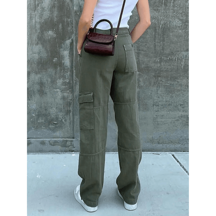 Women's casual cargo pants with utility pockets, combining style & comfort for daily wear.