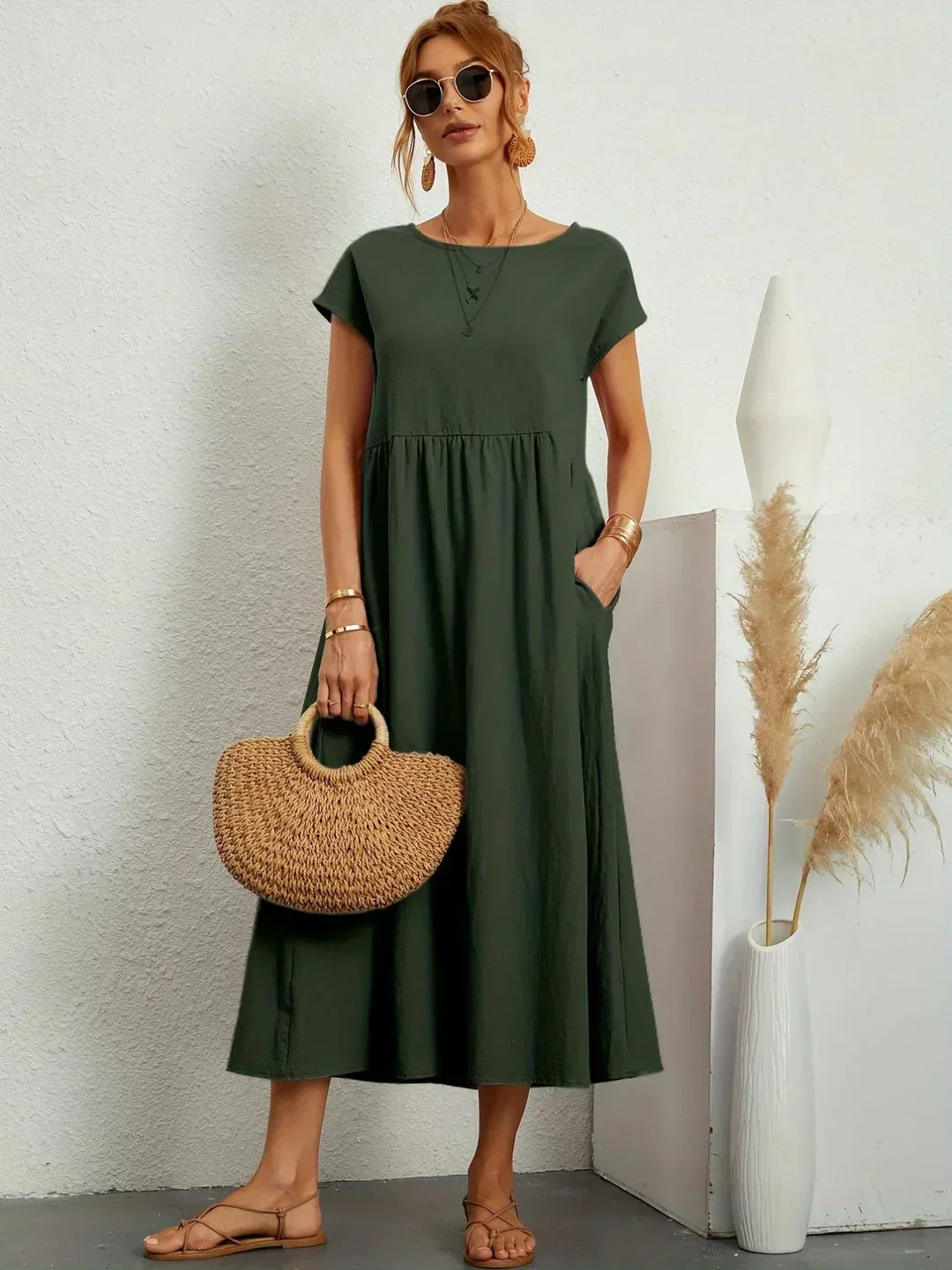 Chic everyday women's dress, versatile and comfortable midi style.