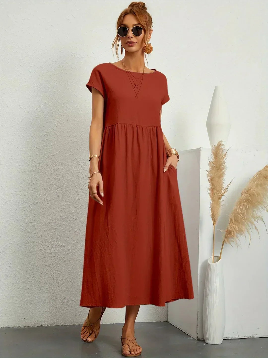 Versatile women's elegant midi dress, ideal for comfortable summer wear.