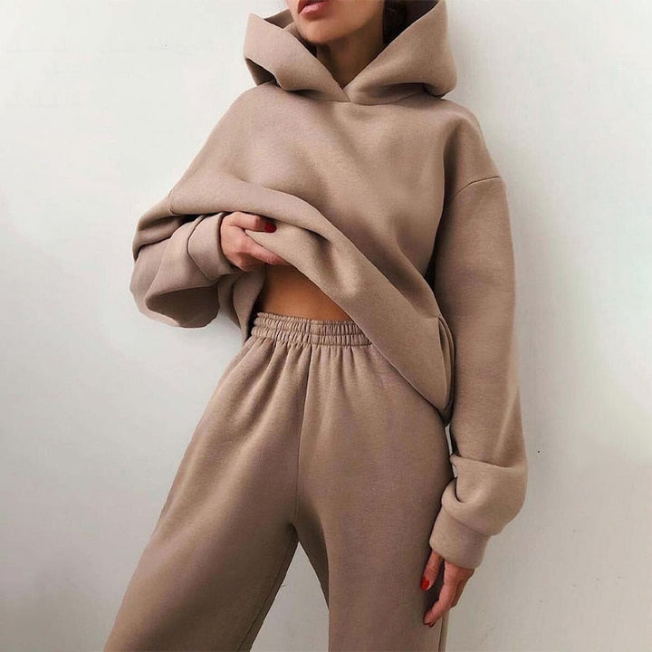 Stylish women's casual hoodie & sweatpants set. Versatile everyday loungewear, ideal for comfort and fashion.