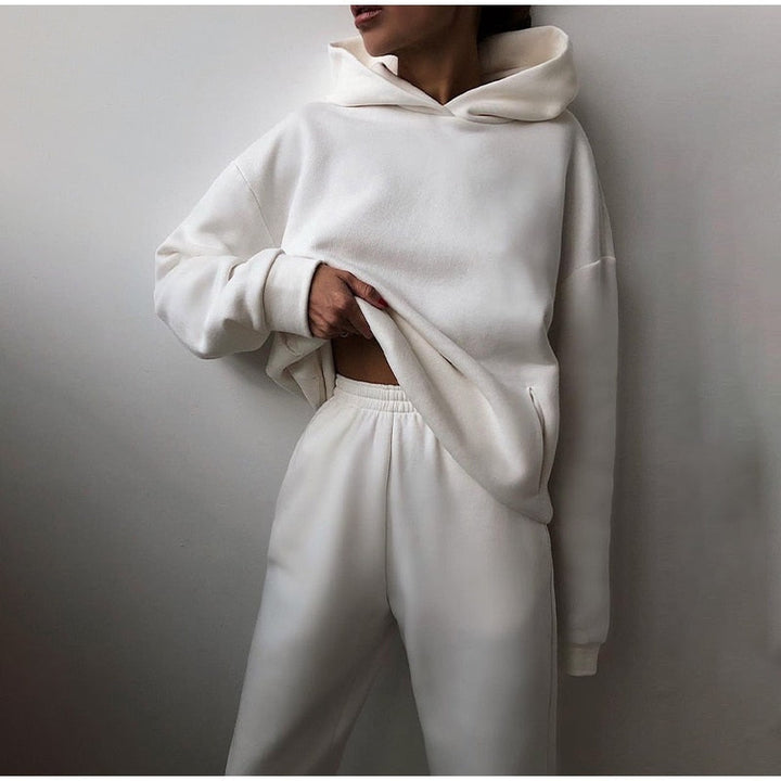 Women's cozy hoodie & sweatpants set. Essential everyday casual loungewear, perfect for ultimate comfort.