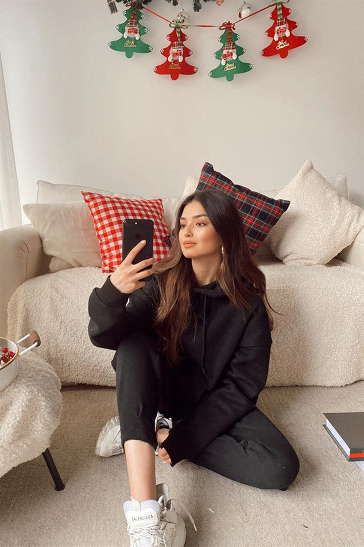 Comfortable women's two-piece hoodie & sweatpants set. Cozy casual loungewear for relaxed everyday style.