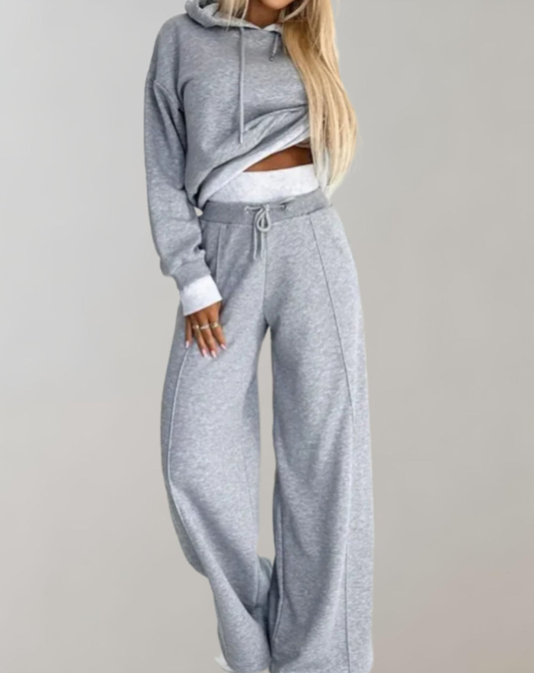 Stylish women's relaxed fit tracksuit set. Comfortable hoodie & pants for everyday fashion.