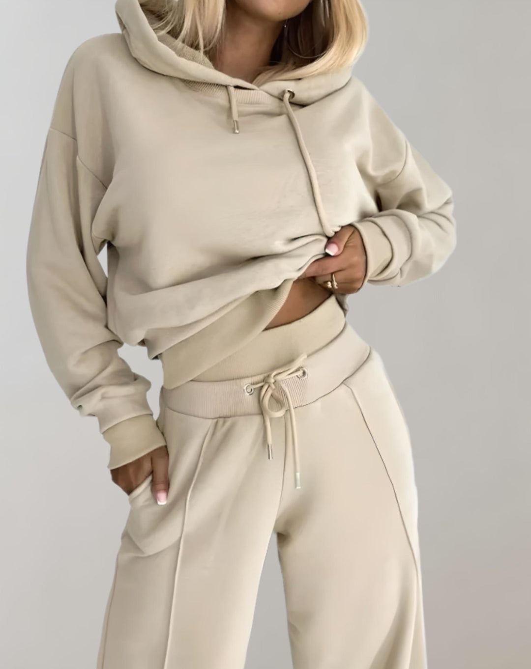 Versatile women's hoodie tracksuit, great for casual wear, loungewear, or everyday style.