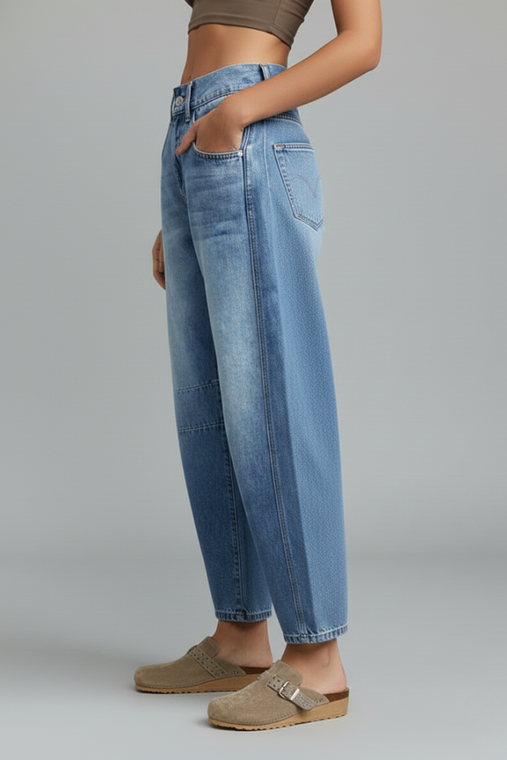 Everyday women's blue jeans, mid-rise fit, featuring a stylish front closure.