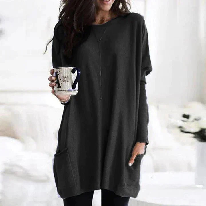 Women's casual short sleeve t-shirt with front pocket, perfect for relaxed everyday comfort.