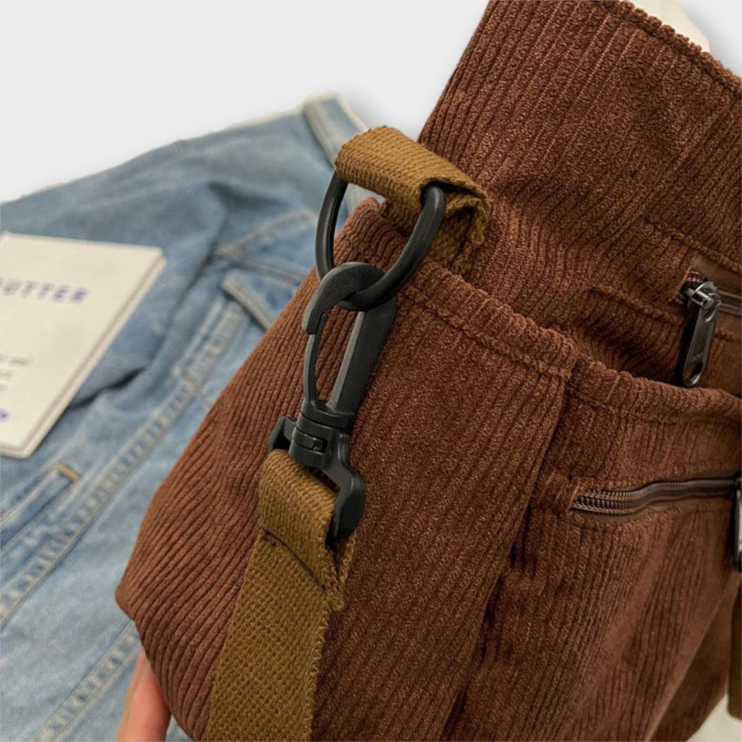 Stylish women's tote bag, ideal for daily errands.