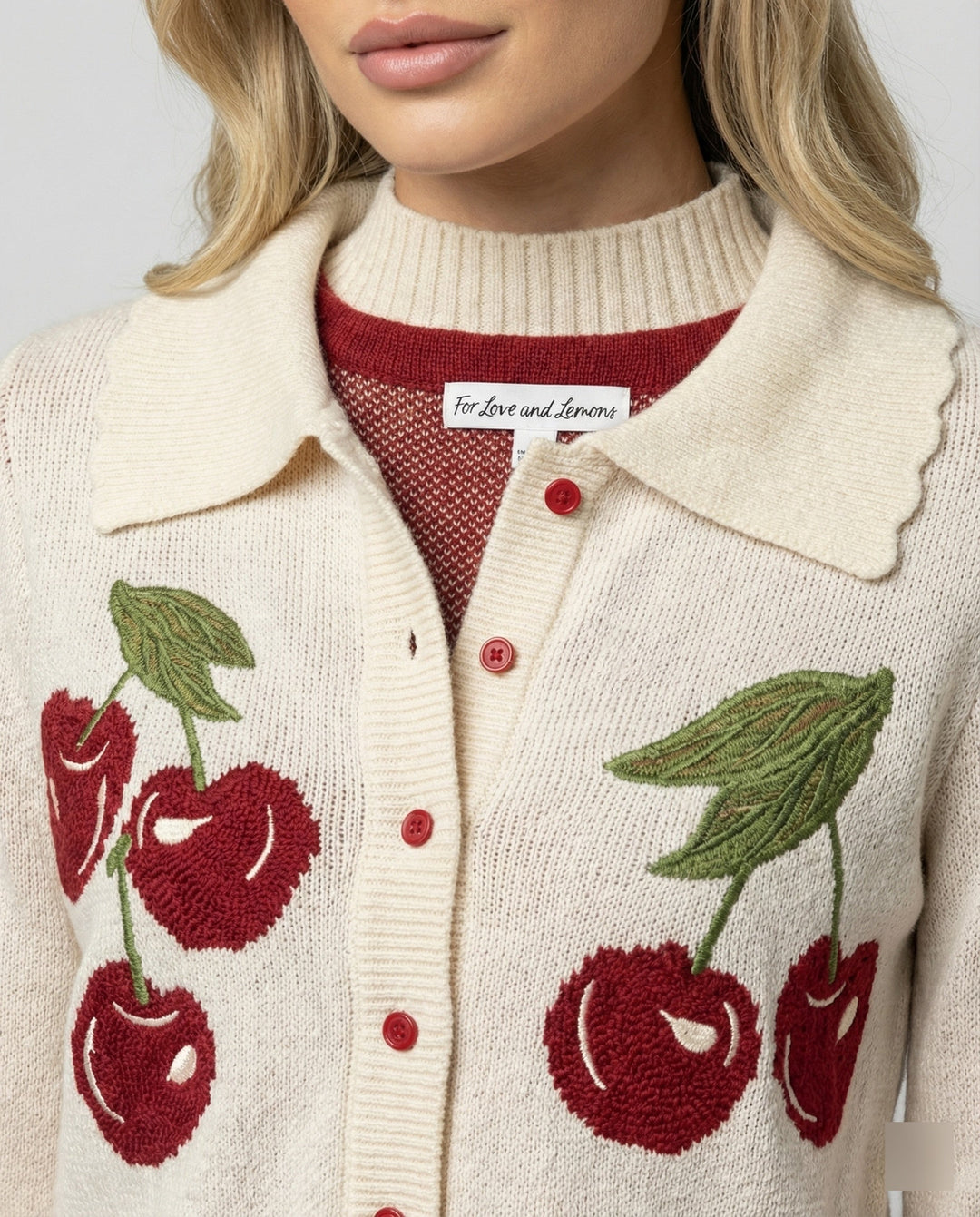 Elegant women's cropped jacket with a beautiful all-over floral print, ideal for casual chic style.