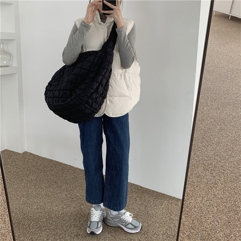 Functional women's lightweight down bag, ideal spacious travel tote. Versatile shoulder bag for daily use.