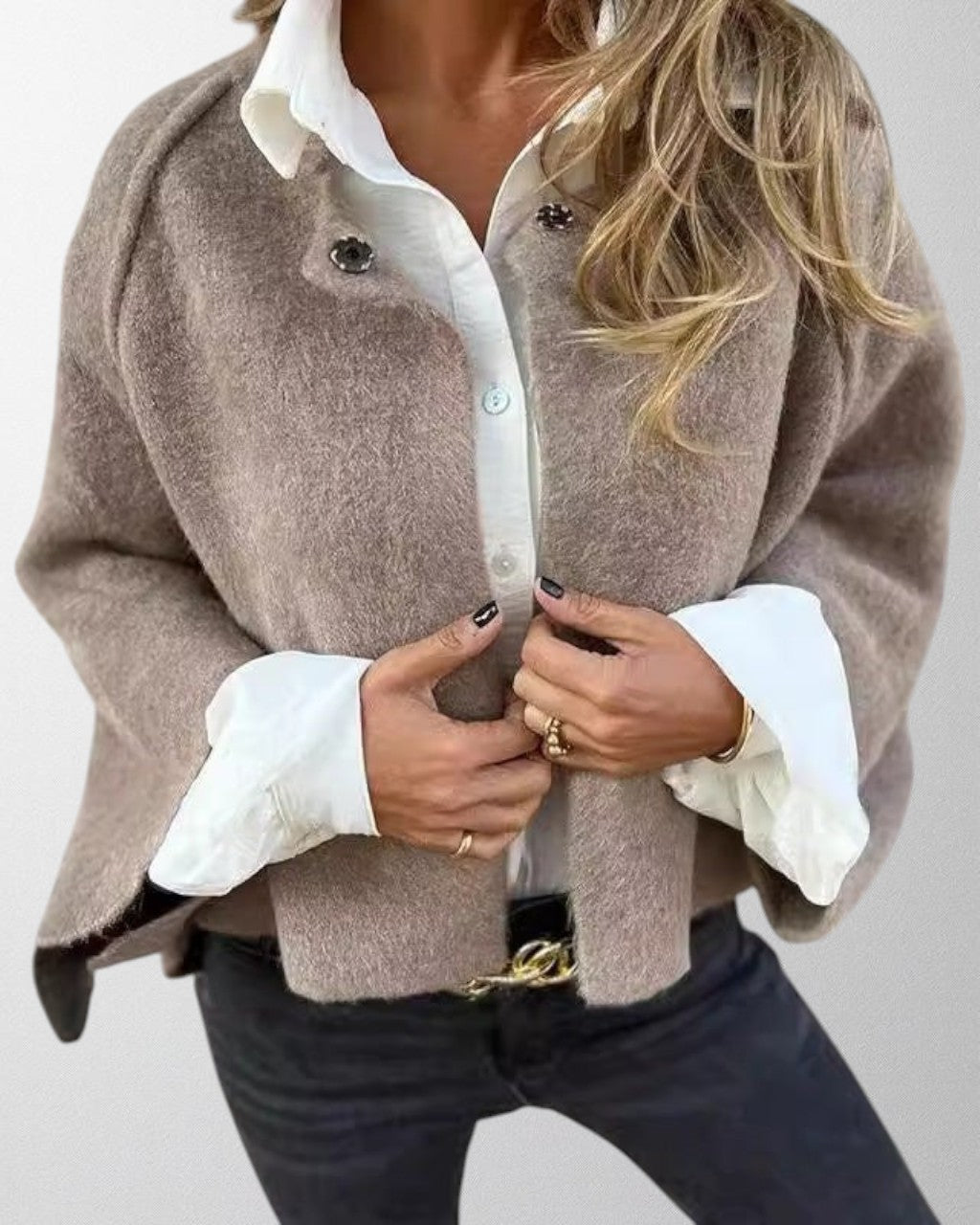 Women's chic short jacket with elegant flared sleeves, ideal for casual wear and everyday chic.
